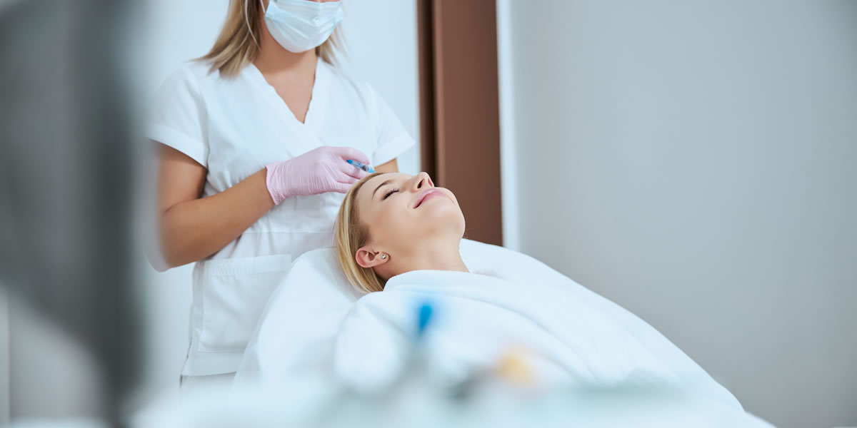 tretman-hijaluronskim-filerima-doktor-pacijent tretman-hijaluronskim-filerima-doktor-pacijent